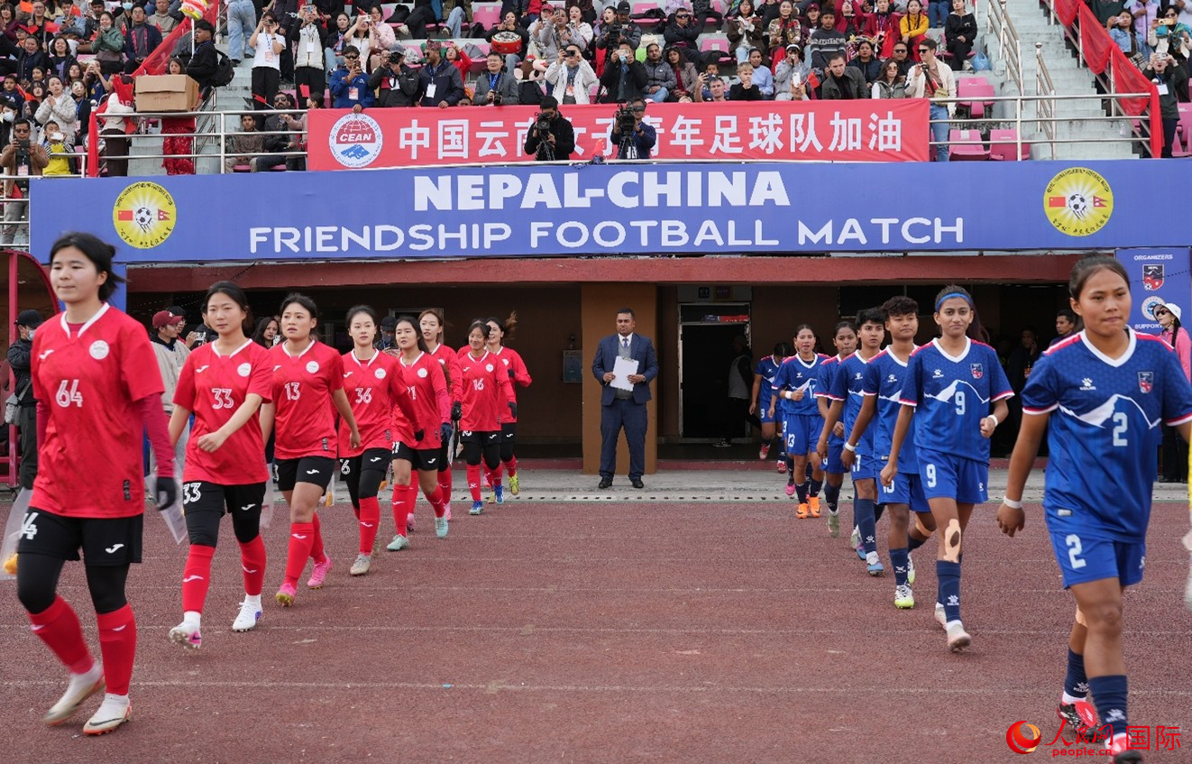 双方球员步入赛场。人民网记者 李墨摄