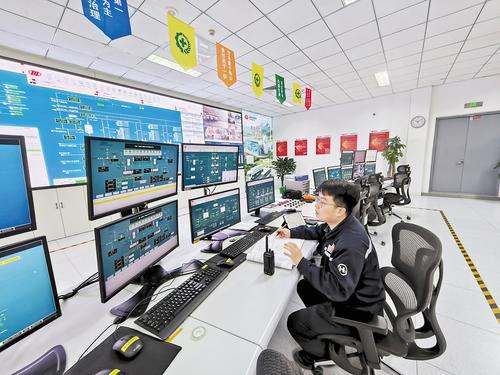 1月9日，在国家能源集团国华投资（氢能公司）河北分公司赤城制氢厂中控室，调度员正在查看各项设备数据。本报记者 冯阳摄