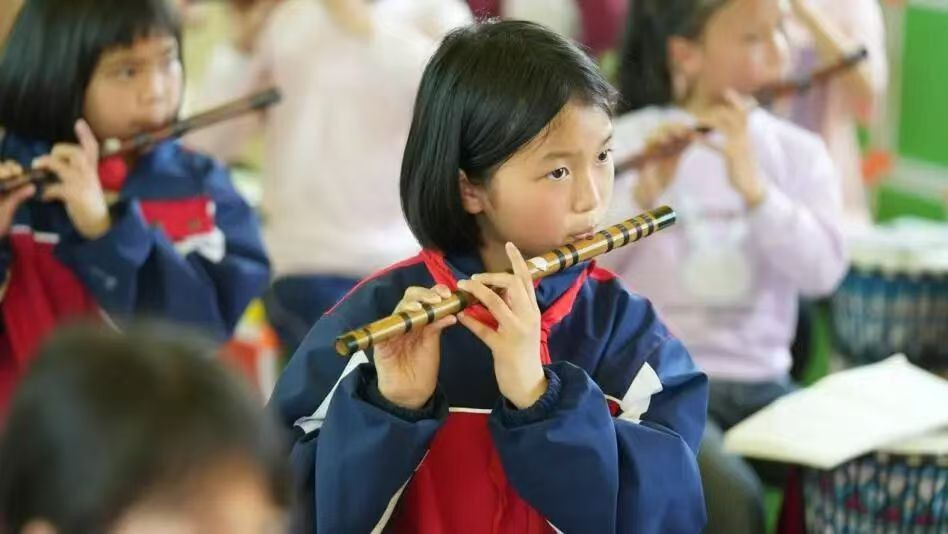 图为蓓娜练习吹竹笛。受访者供图