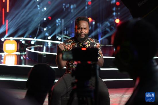 2025年12月29日，在肯尼亚内罗毕举行的音乐选秀节目《唱响非洲》决赛录制现场，肯尼亚歌手法努埃尔在比赛开始前录制采访视频。新华社记者 杨光 摄