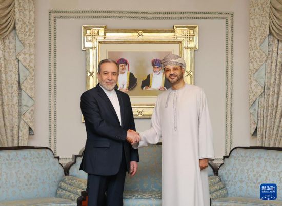 2月6日，在阿曼首都马斯喀特，阿曼外交大臣巴德尔（右）会见伊朗外长阿拉格齐。新华社发（阿曼新闻部供图）