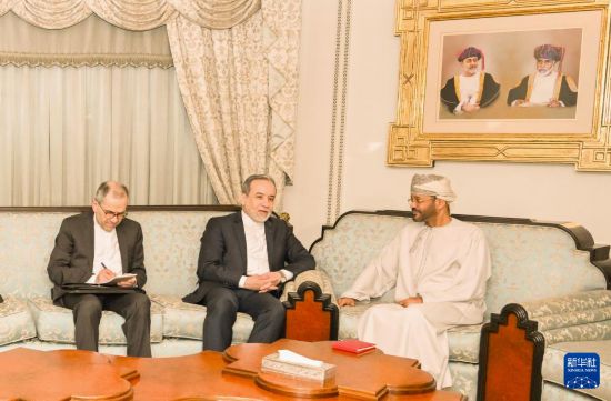 2月6日，在阿曼首都马斯喀特，阿曼外交大臣巴德尔（右）会见伊朗外长阿拉格齐（中）。新华社发