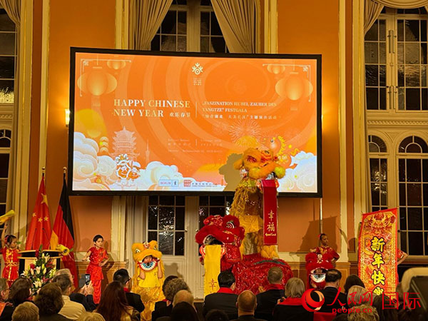 舞狮团队以传统民俗形式向中德来宾送上新春祝福。人民网实习生 赵宏笙摄