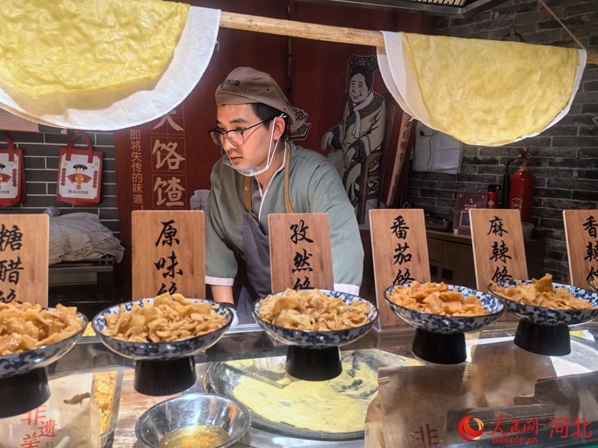 唐山宴饹馇档口,刚刚出锅的饹馇供大家品尝。人民网记者 商帆摄