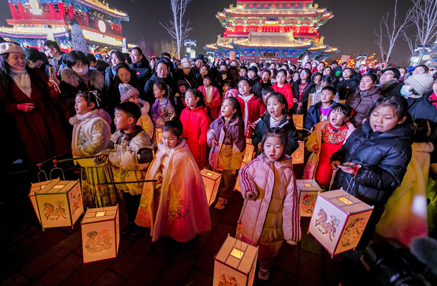 参加活动的孩子在南川老街游走。吕国良摄