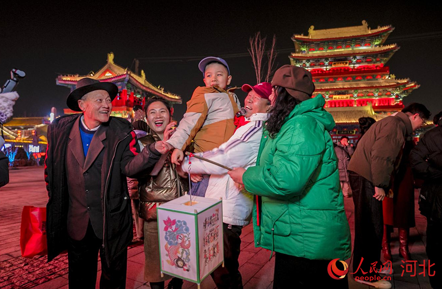 大人陪着孩子参加活动。人民网记者 方童摄