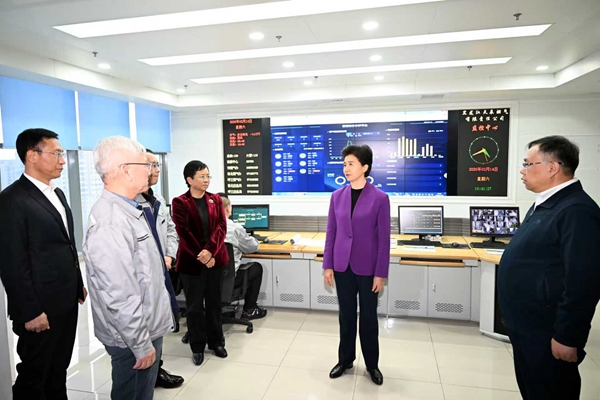 梁惠玲来到黑龙江天辰燃气有限责任公司燃气运行监控中心,了解燃气安全保供情况,向坚守岗位的一线工作人员送上节日祝福。