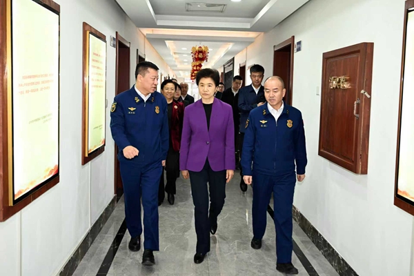 在省消防救援总队指挥中心,梁惠玲了解消防安全保卫、执勤战备、应急响应机制运行等情况,看望慰问消防救援人员。