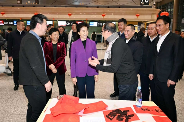 梁惠玲来到哈尔滨太平国际机场,察看候机大厅,了解春运客流量、旅客服务保障等情况,亲切慰问机场工作人员。