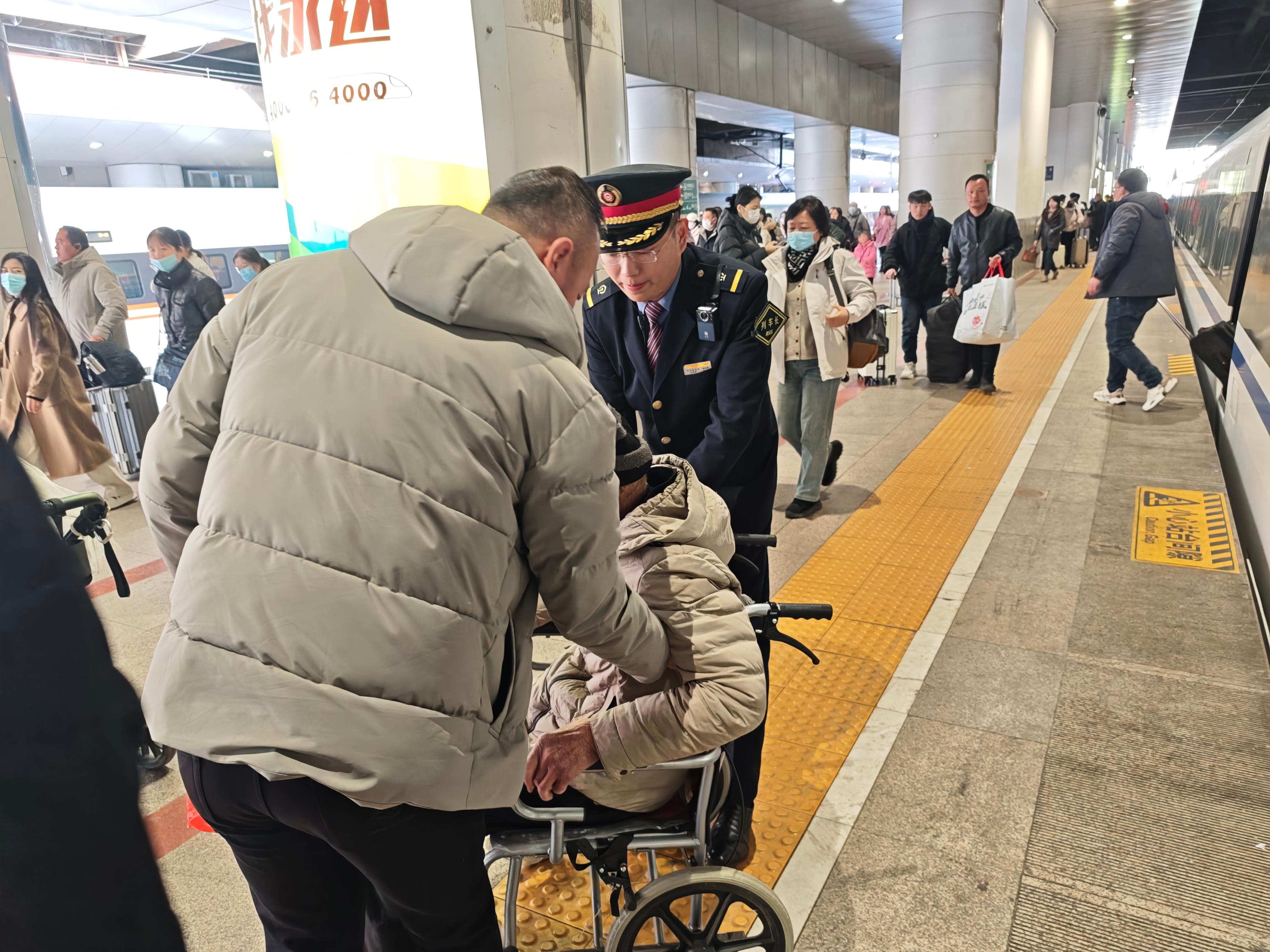 李圳懋帮助轮椅乘客上下车。受访者供图