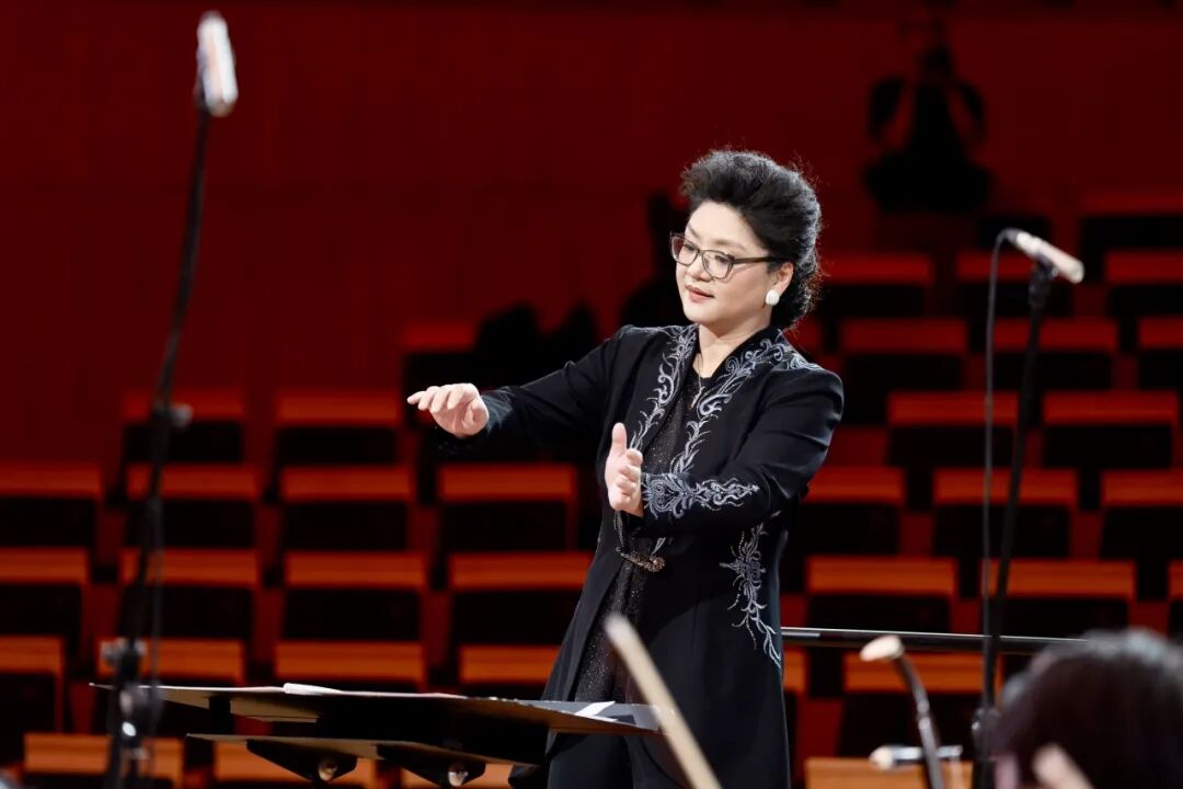 中央音乐学院指挥系教授陈冰指挥《丝绸之路》。学校供图