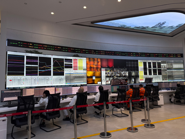 工作人员春节期间坚守岗位保障机组运行。沈祖渊摄