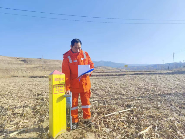 何德才春节期间在陕京天然气管道沿线巡检。张强强摄