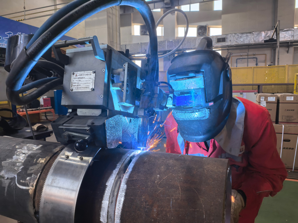 “管水平固定360度全自动气保焊工艺开发”项目作业人员进行试验件封底焊接。李景强摄