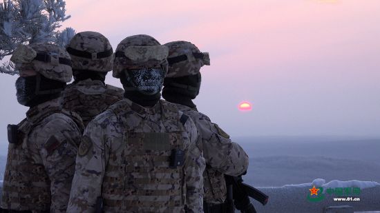 武警黑龙江总队佳木斯支队抚远中队官兵为祖国迎进第一缕朝阳。诸葛绪强 摄