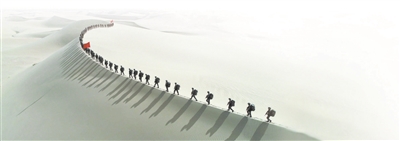 2020年夏，新疆生产建设兵团军事部组织官兵开展重走“沙海老兵”征战沙漠路活动。资料照片