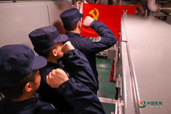 远航期间，官兵在舱室内重温入党誓词。时佳龙摄