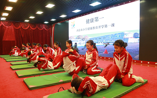 北京市东城区西总布小学的学生们正在做仰卧起坐。学校供图