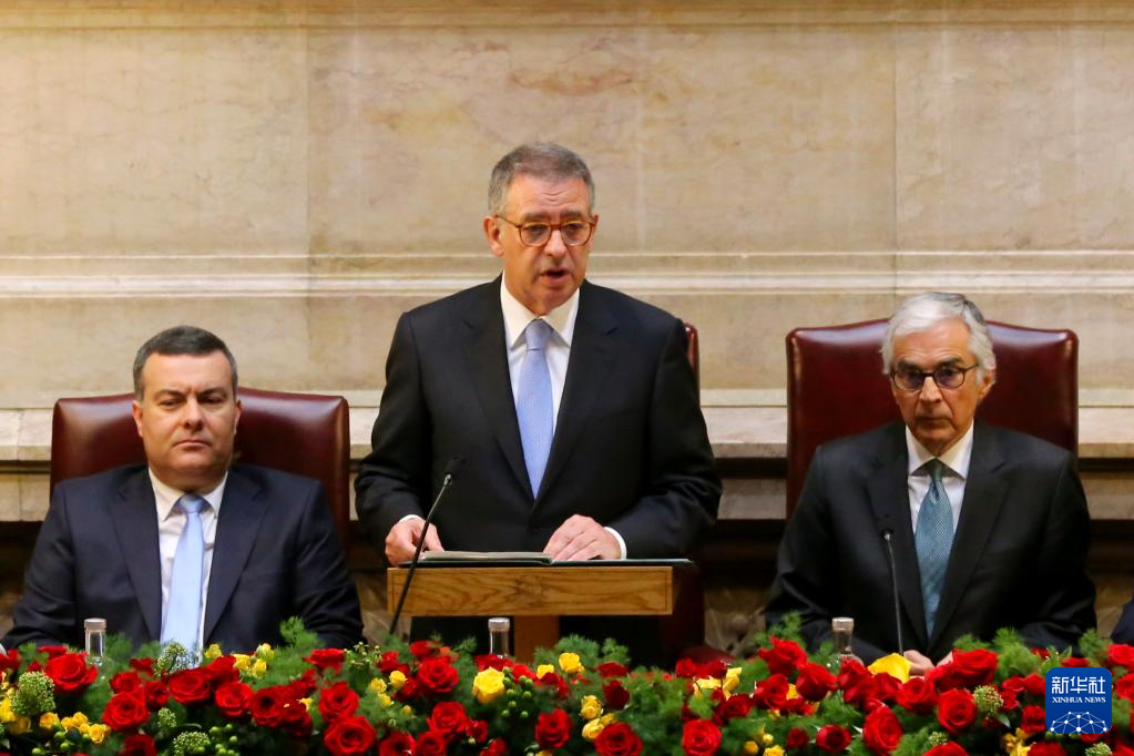 3月9日，在葡萄牙里斯本，葡萄牙新总统安东尼奥·若泽·塞古罗（中）发表就职演说。新华社记者 荀伟 摄