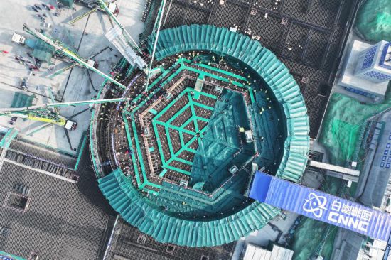 位于江苏省连云港市的江苏徐圩核能供热发电厂1号机组核岛开始混凝土浇筑,项目进入主体工程建设阶段(2026年1月16日摄,无人机照片)。这是“十五五”开局之年我国开工建设的首台核电机组。新华社记者 毛俊 摄