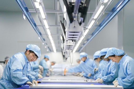 2026年2月26日,在安徽合肥,工作人员在智慧屏幕生产线上工作。新华社记者 杜宇 摄