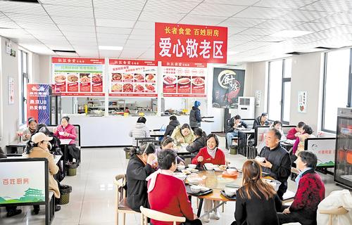 3月9日，邢台市襄都区龙泉社区居民在社区食堂就餐。在城市更新中，龙泉社区在闲置空地上建起社区食堂，方便居民生活。本报记者 赵永辉摄