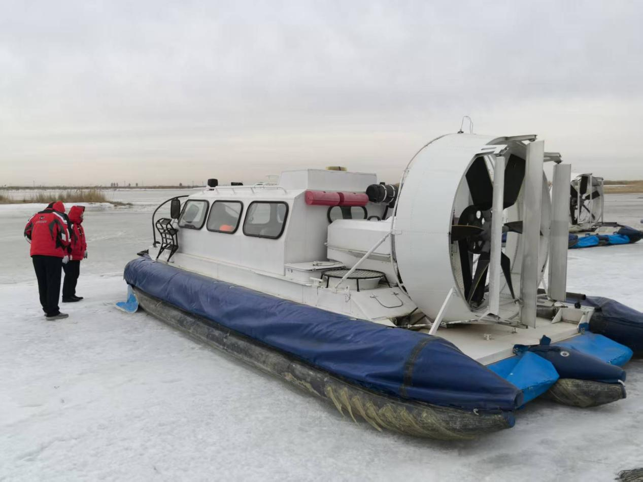 工作人员做巡河准备。受访者供图