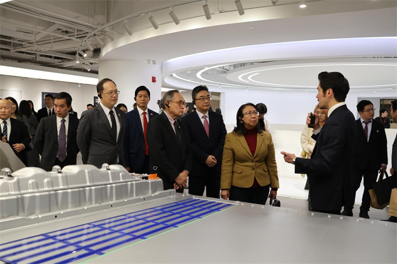 嘉宾参观小米产品展厅。主办方供图