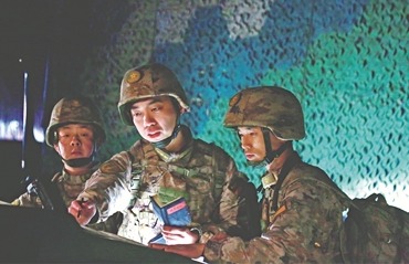 指挥员(中)组织官兵进行现场复盘。