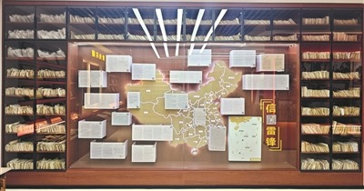 “雷锋班”所在连队荣誉室里的信件展柜。杨至武摄