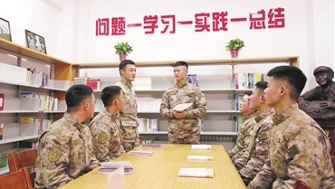 “雷锋班”战士学习来信内容。杨至武摄