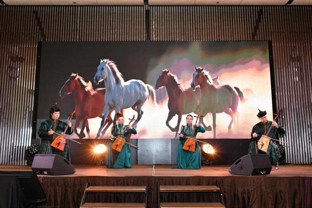 内蒙古艺术剧院艺术家带来马头琴表演。主办方供图