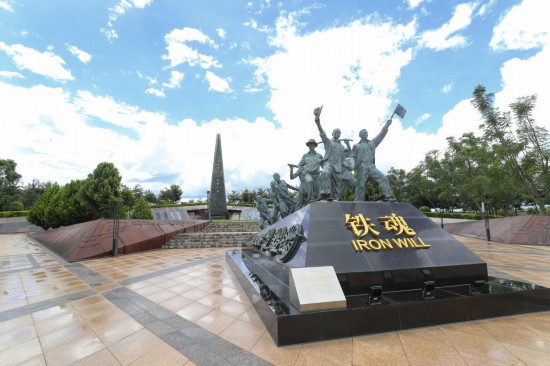 这是3月15日在赞比亚卢萨卡省琼圭地区的坦赞铁路纪念园拍摄的雕塑。新华社记者 陈为 摄