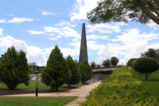 这是3月15日在赞比亚卢萨卡省琼圭地区的坦赞铁路纪念园拍摄的纪念碑。新华社记者 陈为 摄