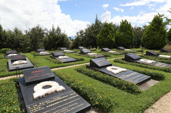 这是3月15日在赞比亚卢萨卡省琼圭地区的坦赞铁路纪念园拍摄的烈士墓区。新华社记者 陈为 摄