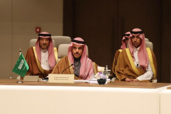3月19日,沙特阿拉伯召集多国外长在首都利雅得举行部长级磋商会议,呼吁伊朗立即停止袭击。图为沙特外交大臣费萨尔(中)出席会议。新华社记者 王海洲 摄