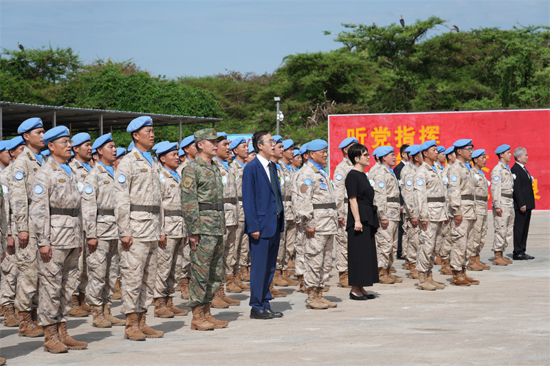 图为清明祭奠英烈活动现场。中国第十二批赴南苏丹（朱巴）维和步兵营供图